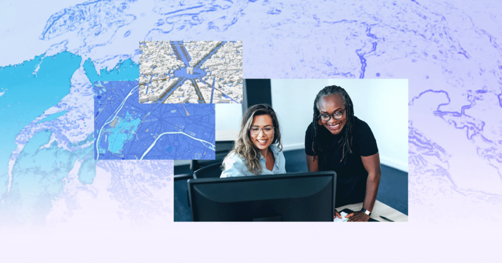 Duas mulheres profissionais observam a tela de um computador, com mapas digitais em azul e uma visualização 3D urbana sobreposta, simbolizando colaboração em análise espacial com GIS.