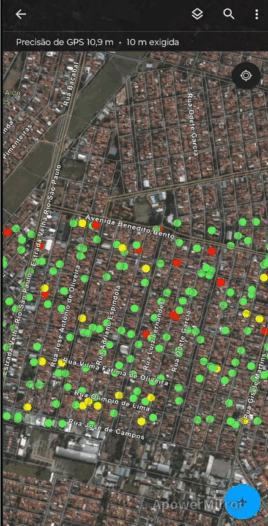 App Field Maps exibindo a tela para incluir atributos após selecionar um ponto para adição de um novo hidrômetro.