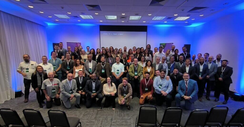 Pessoas reunidas em um palco do GovSummit 2024