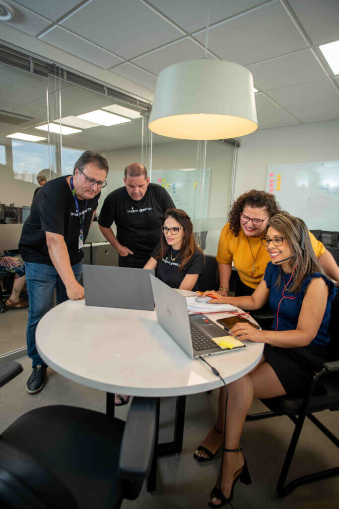 Grupo da colaboradores Imagem Geosistemas trabalhando em notebooks ilustrando a Cultura Organizacional