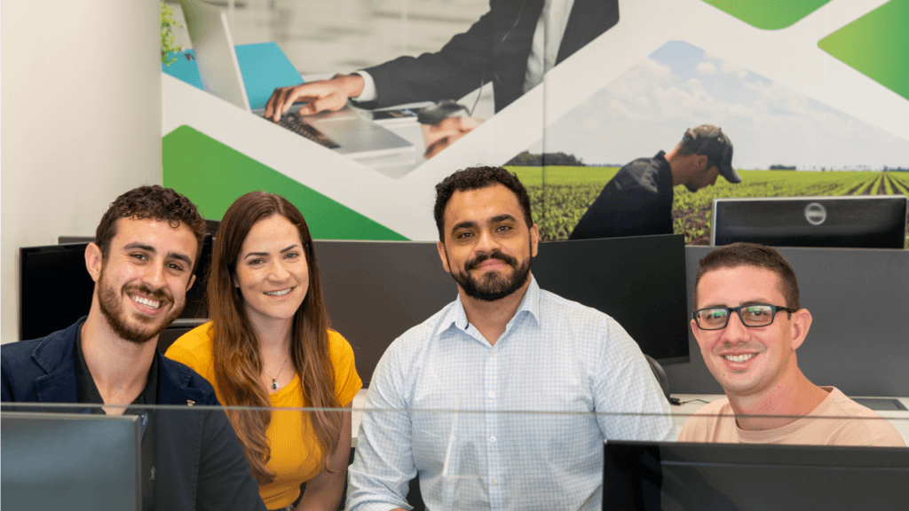 Grupo de pessoas nas instalações da Imagem Geosistemas, em um ambiente com computadores