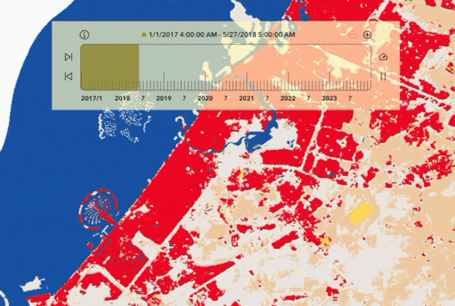 Mapa animado mostrando mudanças temporais em uma área costeira, com cores indicando diferentes categorias de uso da terra e uma linha do tempo interativa para navegar entre os anos de 2017 e 2023.