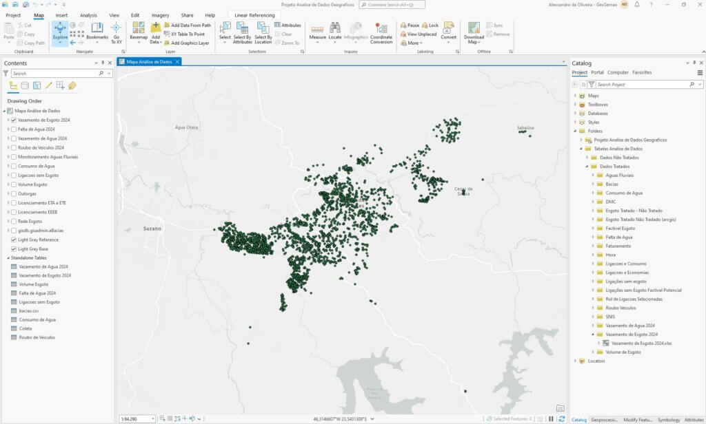Mapa de Mogi das Cruzes mostrando a distribuição dos pontos de reparo de vazamentos de esgoto em 2024, indicados por círculos verdes agrupados.