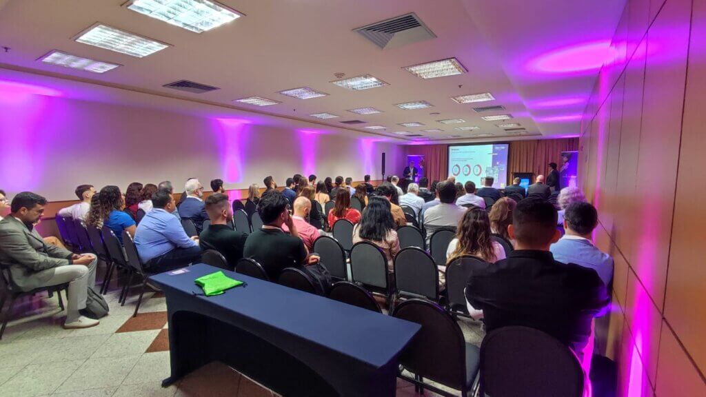 Visão geral da audiência durante uma apresentação no Óleo & Gás Summit 2024, destacando a participação de líderes do setor.