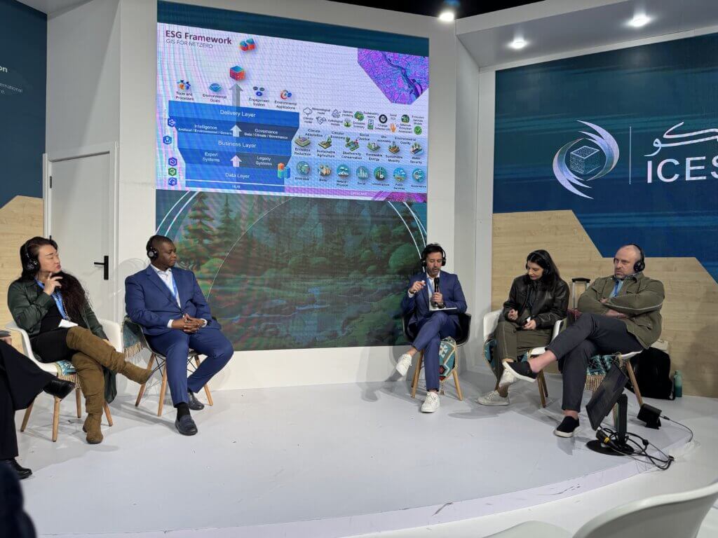 Grupo de participantes da COP 29, incluindo Marlos Batista, reunidos no estande da ICESCO. O fundo apresenta o logotipo e decoração temática do evento.