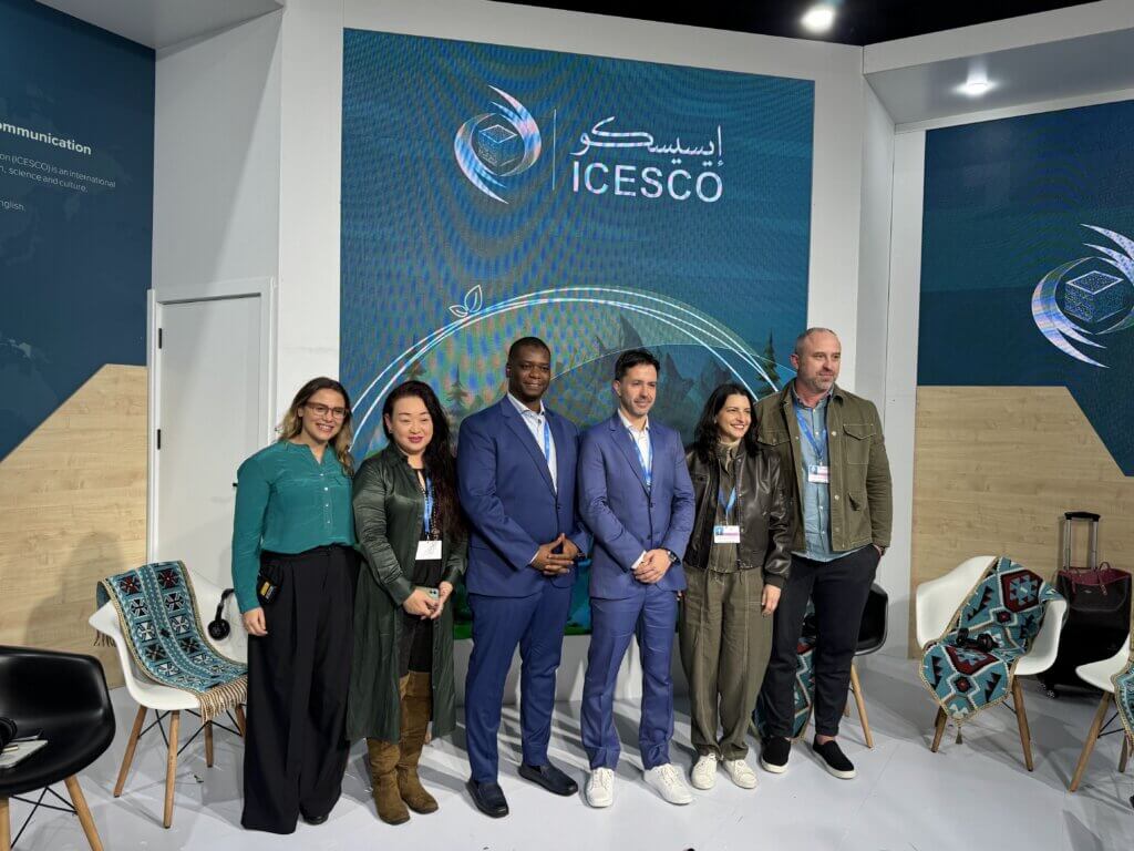 Painel de discussão da ICESCO na COP 29, com Marlos Batista e outros participantes em uma conversa sobre o Framework ESG para NetZero, com uma apresentação visual ao fundo.