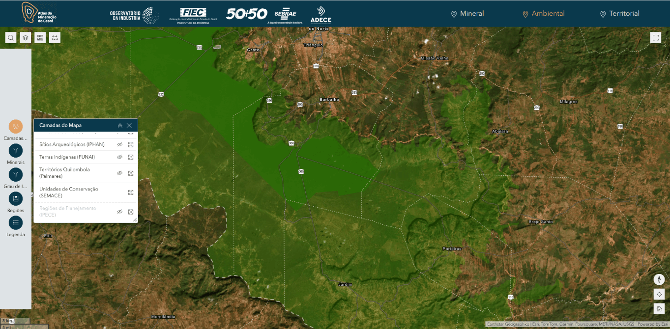 Mapa do sul do Ceará, indicando áreas ambientais protegidas, territórios quilombolas e sítios arqueológicos, sobre uma base de imagem de satélite, mostrando também infraestrutura de estradas e localidades.