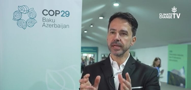 Marlos Batista, Diretor de Sustentabilidade da Imagem Geosistemas, sendo entrevistado pelo Climate Change TV durante a COP 29 em Baku, Azerbaijão. Ao fundo, um banner oficial do evento com o logotipo da COP 29.