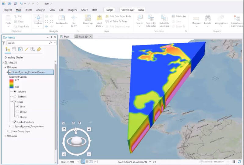 Visualização em 3D de uma camada de voxels no ArcGIS Pro, mostrando uma análise espacial em forma de prisma, com diferentes valores representados por cores variadas. A camada é projetada sobre um mapa base, destacando volumes e superfícies para análise multidimensional, possibilitando a exploração de dados em uma visualização volumétrica.