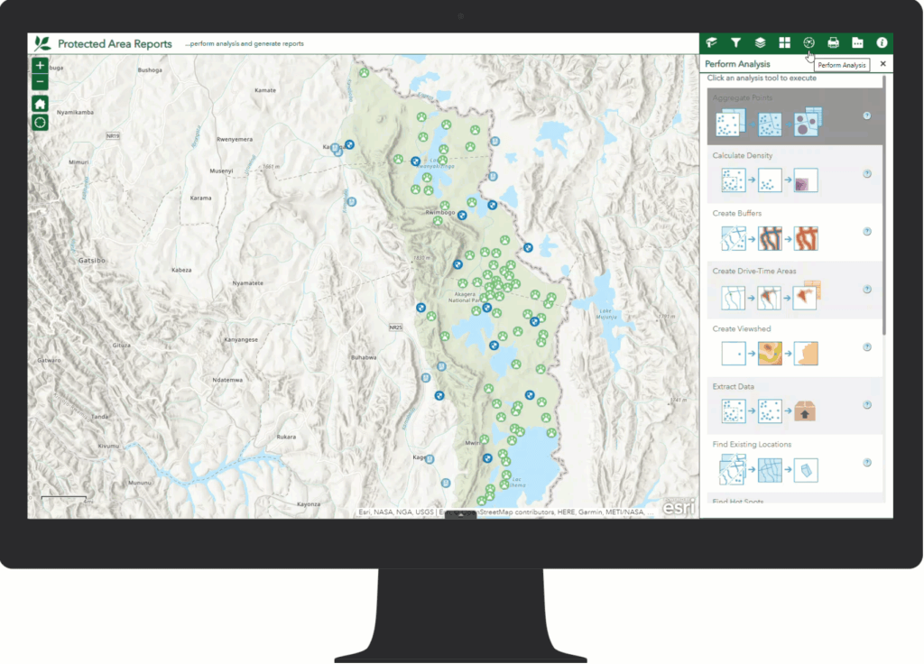 Captura de tela de um monitor de computador exibindo um mapa interativo no ArcGIS Online. O mapa apresenta uma área protegida com pontos e polígonos em verde e azul, indicando diferentes tipos de dados espaciais. O painel lateral direito exibe opções de análise geoespacial, como densidade de pontos, buffers, áreas de tempo de deslocamento e extração de dados. A interface contém botões para navegação e ferramentas de análise geográfica.