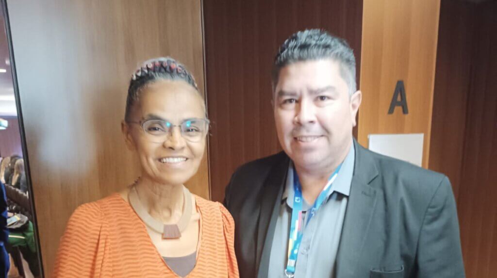 Antônio Nelson Oliveira, da Imagem Geosistemas, ao lado da Ministra Marina Silva, no evento de lançamento do Anuário Estadual de Mudanças Climáticas.