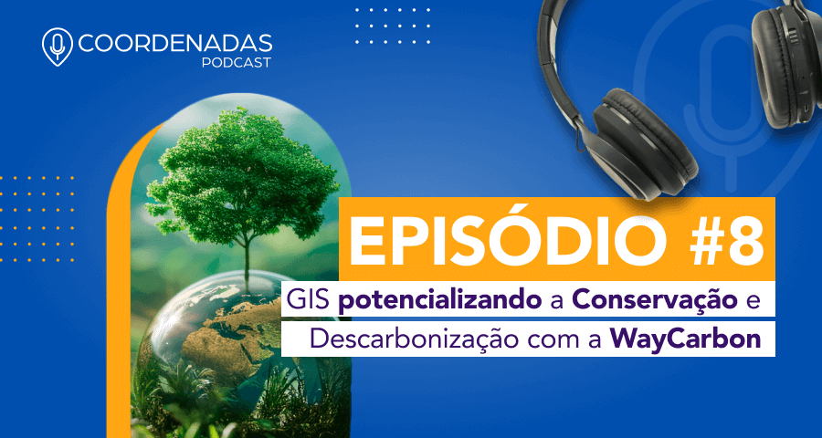 Arte promocional do podcast Coordenadas, episódio #8. A imagem apresenta um fundo azul com detalhes gráficos, um fone de ouvido preto no canto superior direito e uma ilustração de um globo terrestre com uma árvore crescendo dentro dele, simbolizando sustentabilidade. O título do episódio está em destaque com as palavras 'EPISÓDIO #8' em branco e laranja e o tema 'GIS potencializando a Conservação e Descarbonização com a WayCarbon' em roxo e preto.