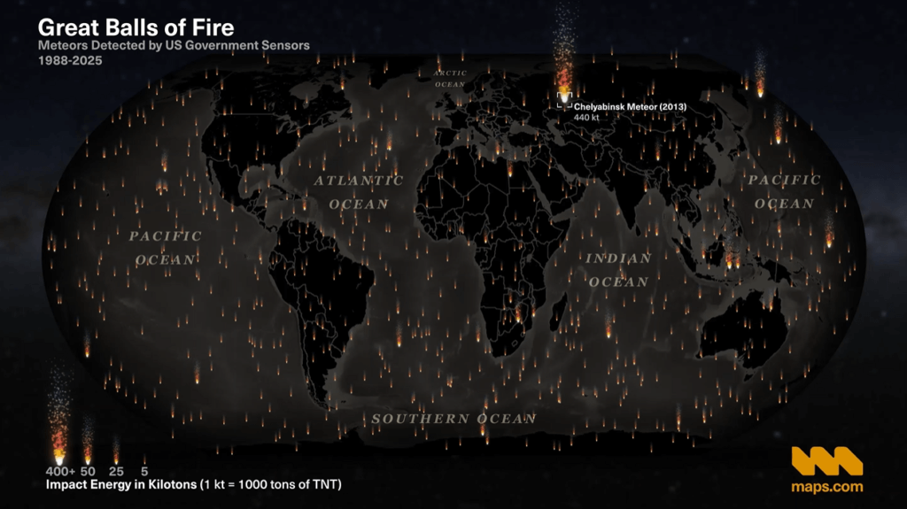 Mapa-múndi mostrando a localização e intensidade de 1.008 bólidos (meteoritos extremamente brilhantes) detectados por sensores do governo dos EUA entre 1988 e 2025. Cada ponto representa um meteoro, com variação de tamanho e cor conforme a energia de impacto em quilotons. O maior evento registrado é o meteoro de Chelyabinsk, em 2013, com 440 kt, destacado na Rússia.