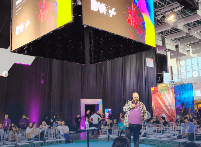 Palco circular no evento DWX c