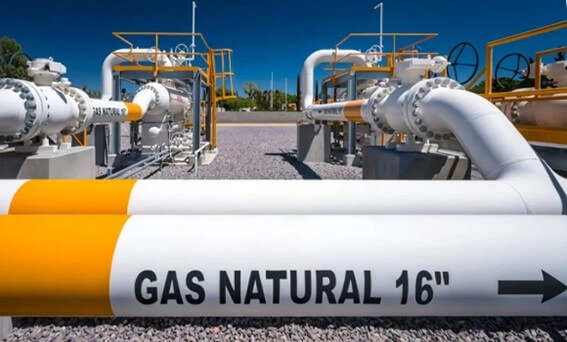 Infraestrutura de distribuição de gás natural com tubulações amarelas e brancas de grande porte, reforçando a importância do monitoramento de redes de gás.