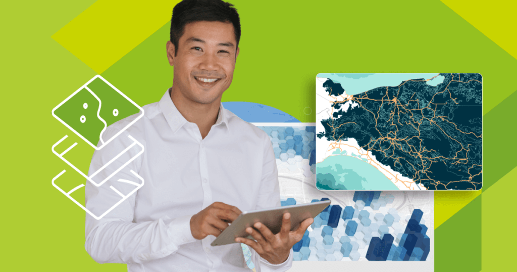 Homem de camisa branca sorrindo e segurando um tablet, com mapas e elementos gráficos geoespaciais ao fundo em tons de verde e azul.
