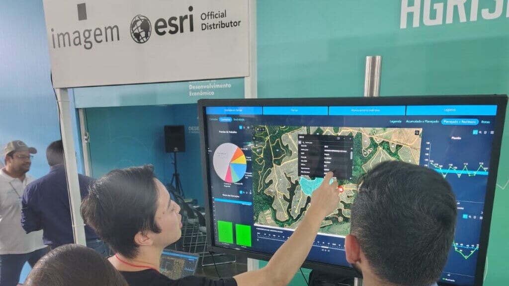 Especialista da Imagem Geosistemas demonstra painel de inteligência geográfica com ArcGIS a visitantes da Agrishow 2025.