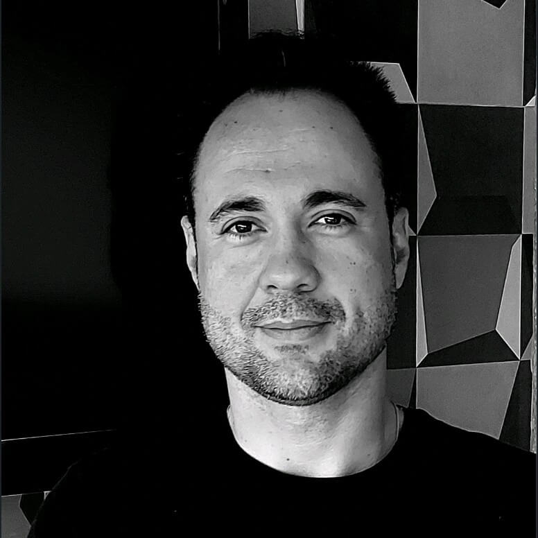 Retrato em preto e branco de Elton Neves, líder da diretoria de parcerias da Imagem Geosistemas