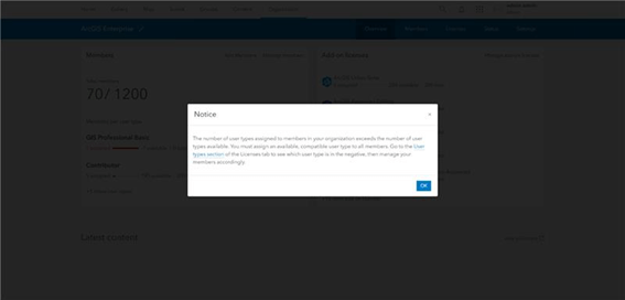 Notificação de erro no ArcGIS Enterprise informando que o número de tipos de usuários e licenças excede o total disponível, com recomendação para acessar a aba de licenças.