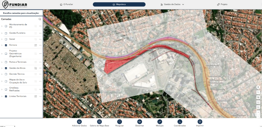 Visualização no mapa do sistema FUNDIAR com delimitação fundiária sobre imagem de satélite da ferrovia em área urbana, mostrando camadas ativas como Gestão de Ativos e Ferrovia.