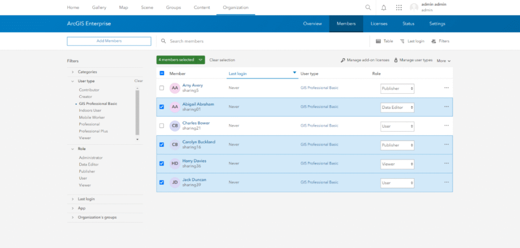 Tela do ArcGIS Enterprise exibindo a aba de membros, com usuários do tipo “GIS Professional Basic” selecionados para alteração em massa de User Type ou função.