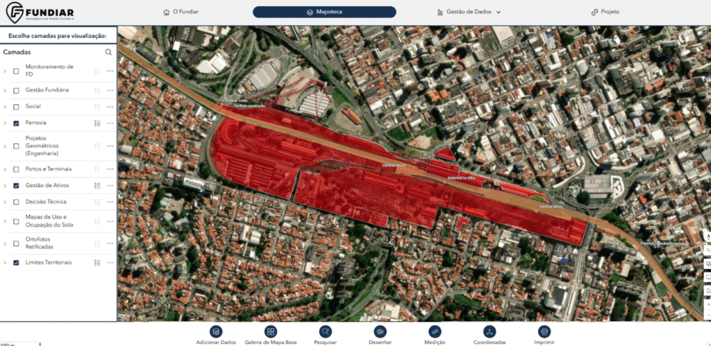 Sobreposição de plantas técnicas georreferenciadas no mapa do FUNDIAR, integrando dados geométricos da faixa de domínio com imagens de satélite em alta resolução.