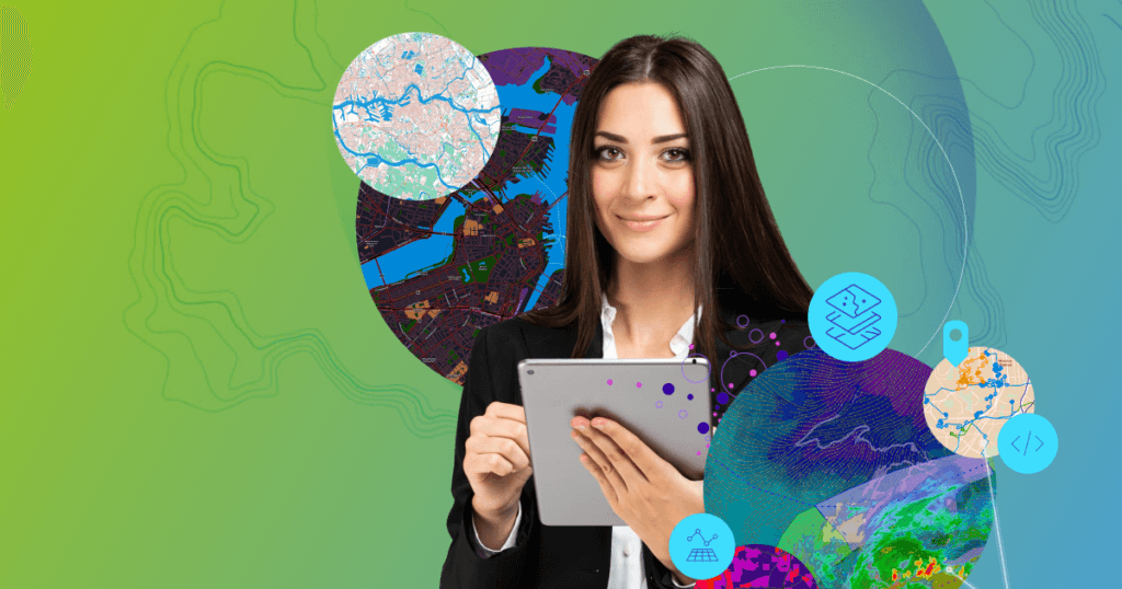 Mulher sorridente segurando um tablet, sobre fundo degradê verde-azulado com círculos mostrando mapas vetoriais, ícones de camadas geográficas, localização e código, e contornos de curvas de nível ao fundo.
