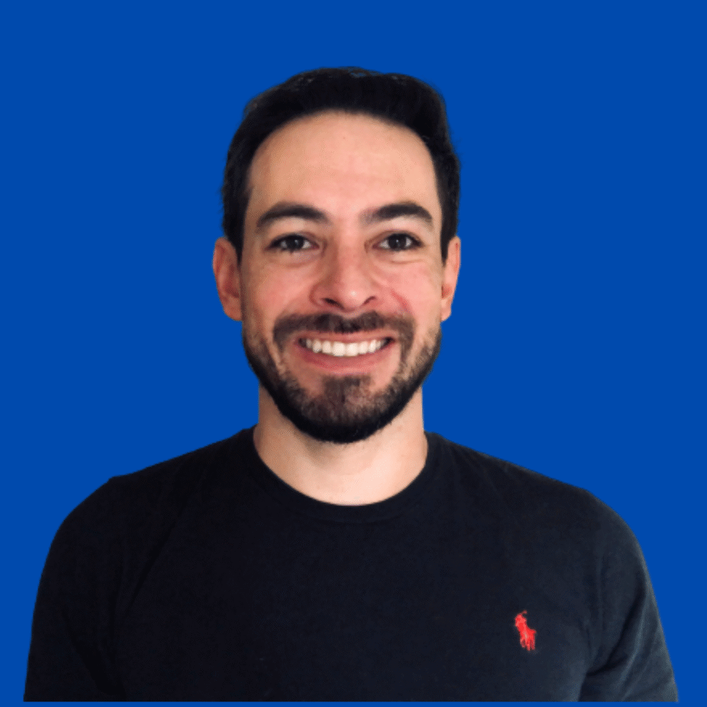 Retrato de Leonardo Alves, autor do artigo, com fundo azul, vestindo camiseta preta, especialista em Inteligência Geográfica e RPA na Lead Tecnologia.