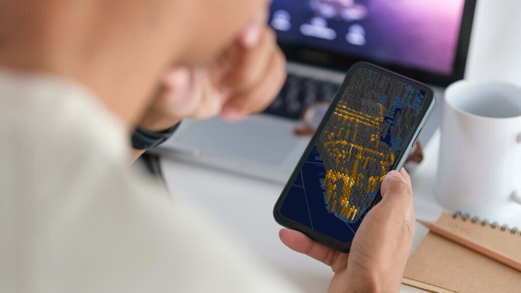 Usuário acessando dados geográficos com auxílio de assistente de IA em aplicativo GIS no celular