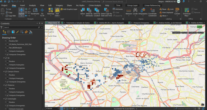 Mapa no ArcGIS Pro com análise microespacial de incidentes, representando padrões de concentração de dados criminais em área urbana com símbolos em gradiente de cor.