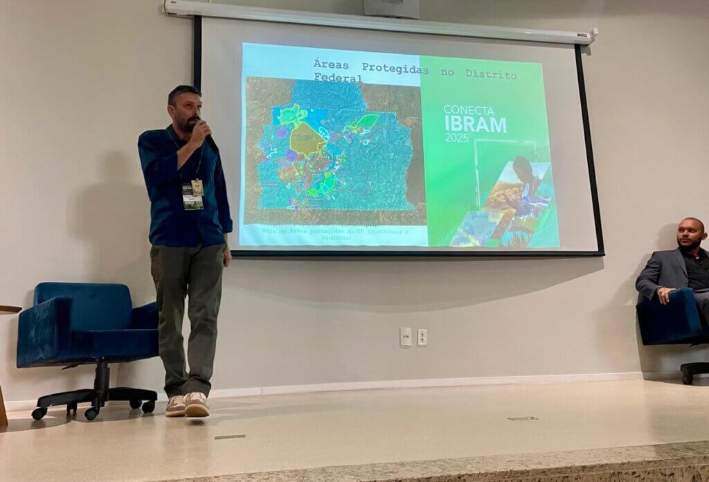 Pedro Paulo (IBRAM-DF) compartilha aplicações do Embargo Remoto com apoio das soluções ArcGIS. Participam do painel: Guilhermino Silveira, Vitor Hugo Chagas e Cássio Cabral.