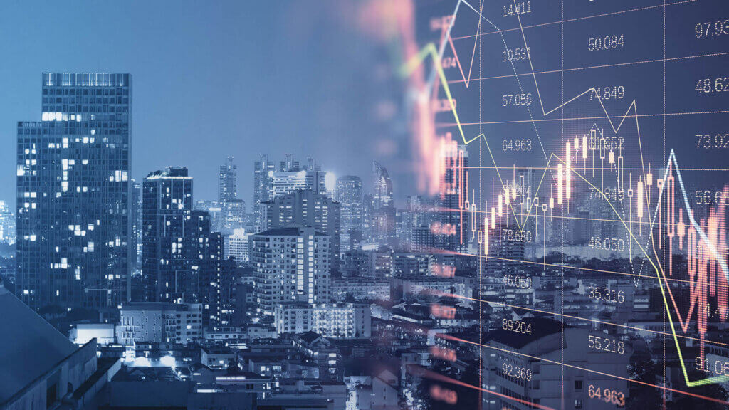 Montagem visual de uma cidade moderna iluminada à noite com gráficos financeiros e indicadores econômicos sobrepostos, representando a relação entre dinâmica urbana, dados econômicos e análise geoespacial para previsão de recessões.
