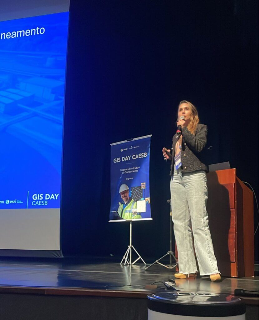 Aline Batista da CAESB apresenta panorama regulatório e desafios atuais do setor de saneamento.