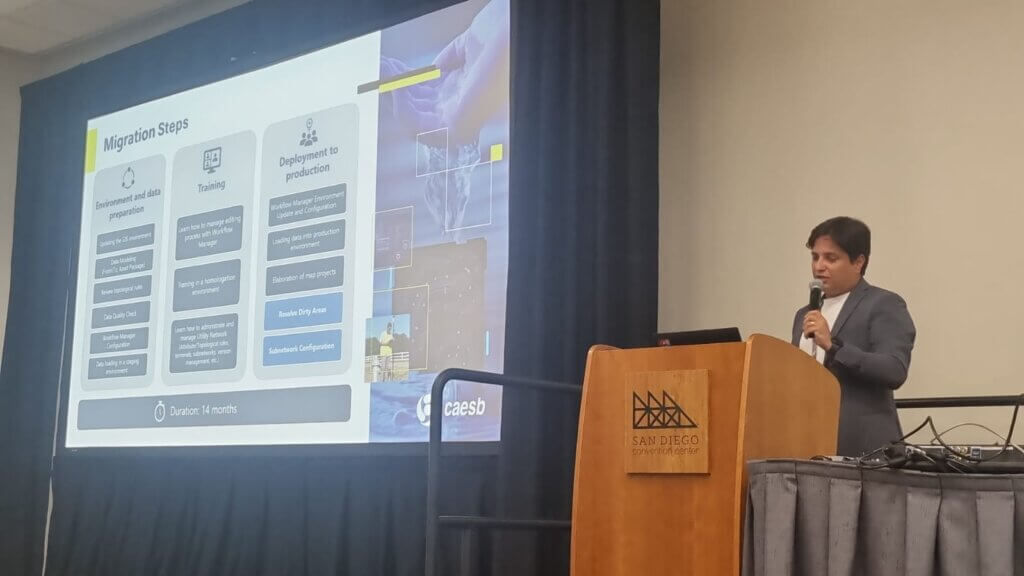 Representante da CAESB apresenta em inglês os passos da migração para o Utility Network durante uma sessão técnica da Esri UC 2025 no San Diego Convention Center.
