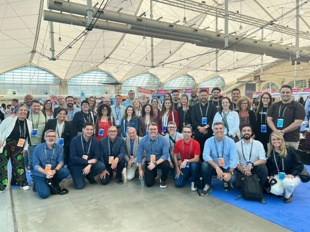 Profissionais brasileiros de diversos setores e regiões posam juntos no centro de convenções de San Diego durante a Esri UC 2025, formando a delegação nacional.