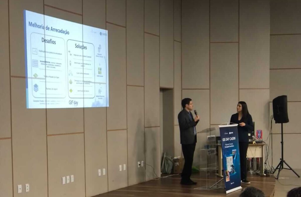 Maria Manuela, Executiva de Negócios da Imagem, e Elcio Leite, Arquiteto de Negócios, apresentam as possibilidades do ArcGIS para diferentes áreas da CAERN.
