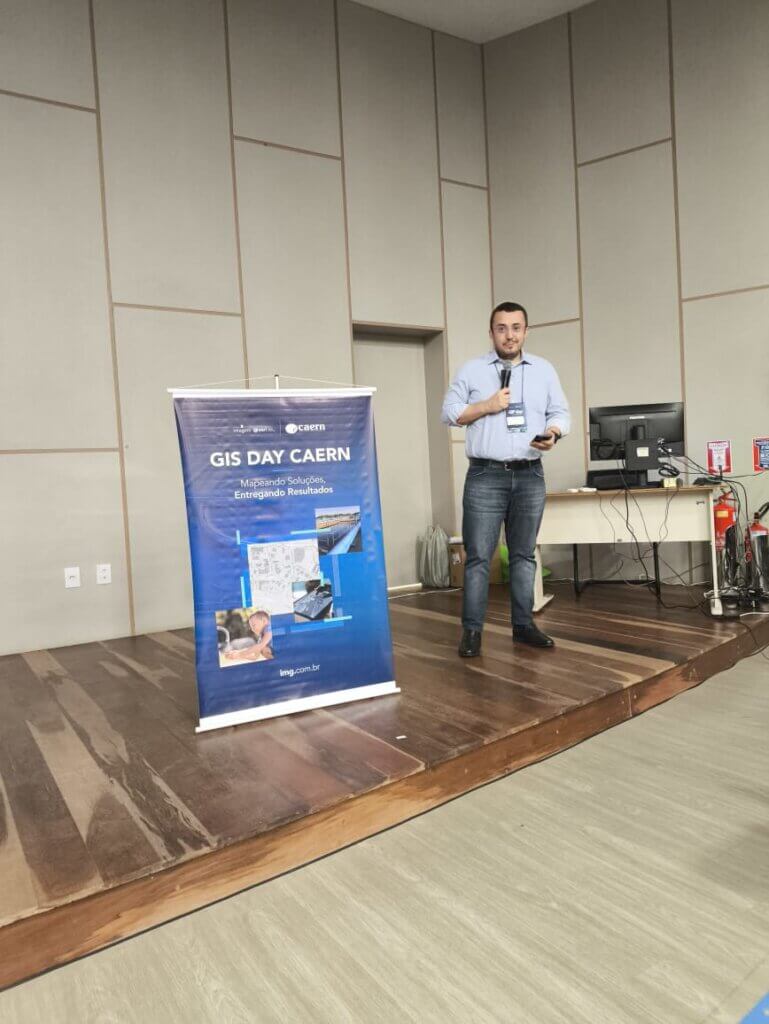 George Freitas, Diretor de Planejamento e Finanças da CAERN, apresenta na abertura do GIS DAY a importância da integração de dados em uma plataforma única.