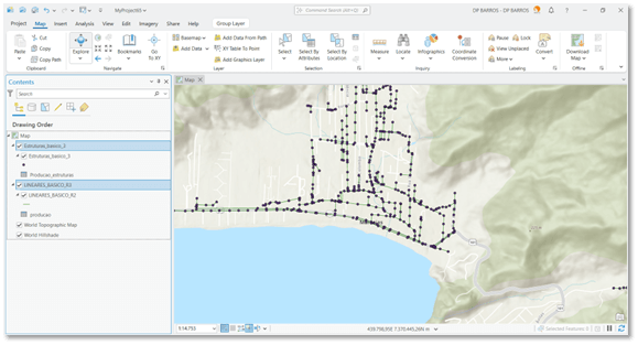 Interface do ArcGIS Pro exibindo o projeto georreferenciado da rede de saneamento em São Sebastião, SP.