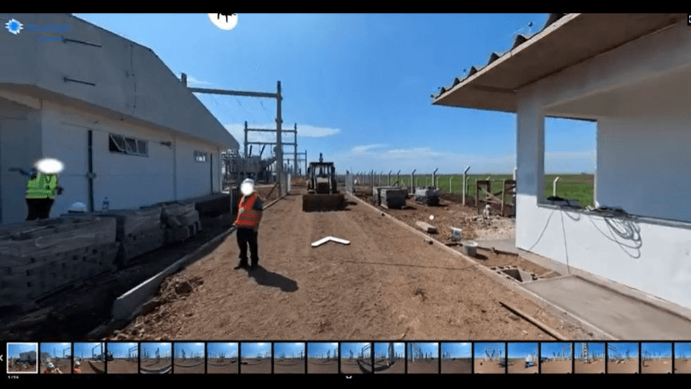 Imagem panorâmica 360° da obra de parque eólico com tour virtual para análise de montagem das torres e estruturas.