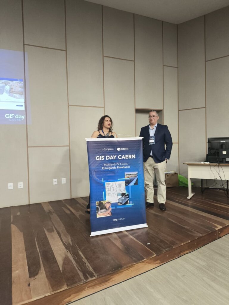Izabela Aquino e Eduardo Brandão, geógrafos da CAERN, apresentam a nova versão do Portal Hipátia e sua aplicação no gerenciamento geográfico da companhia. 