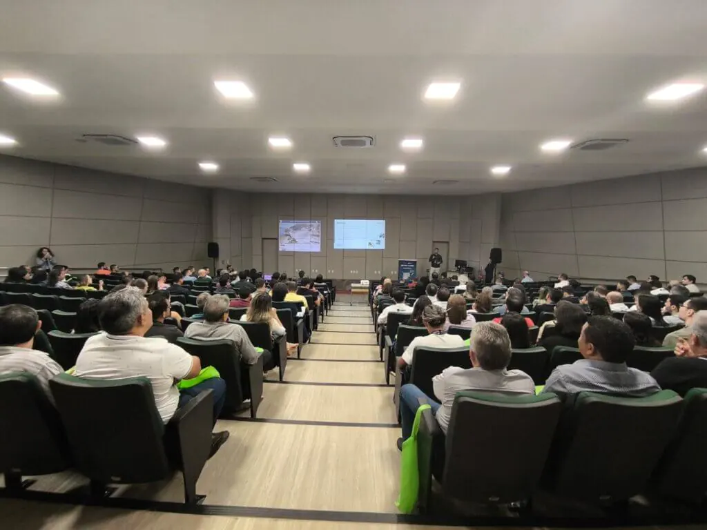 Auditório do IDEMA completamente ocupado pelos colaboradores da CAERN durante o GIS DAY, evidenciando o engajamento com a transformação digital.