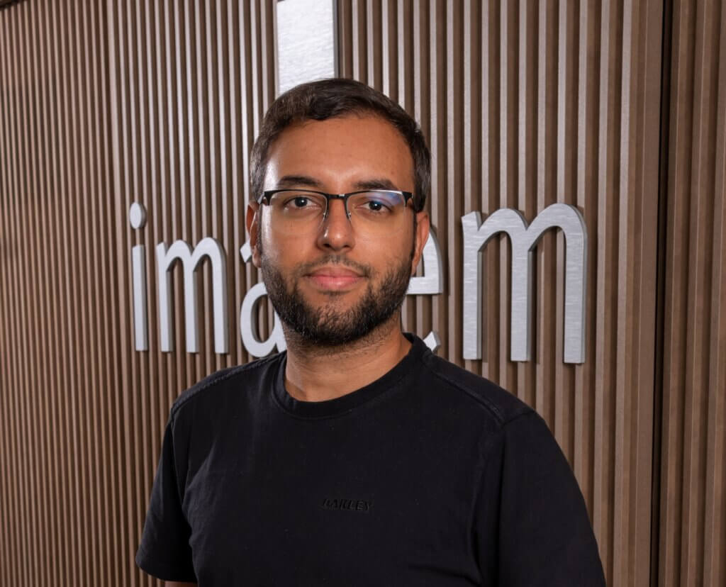 Profissional da Imagem Geosistemas à frente do painel institucional, representando a equipe envolvida no Laboratório sobre migração do ArcMap para o ArcGIS Pro.