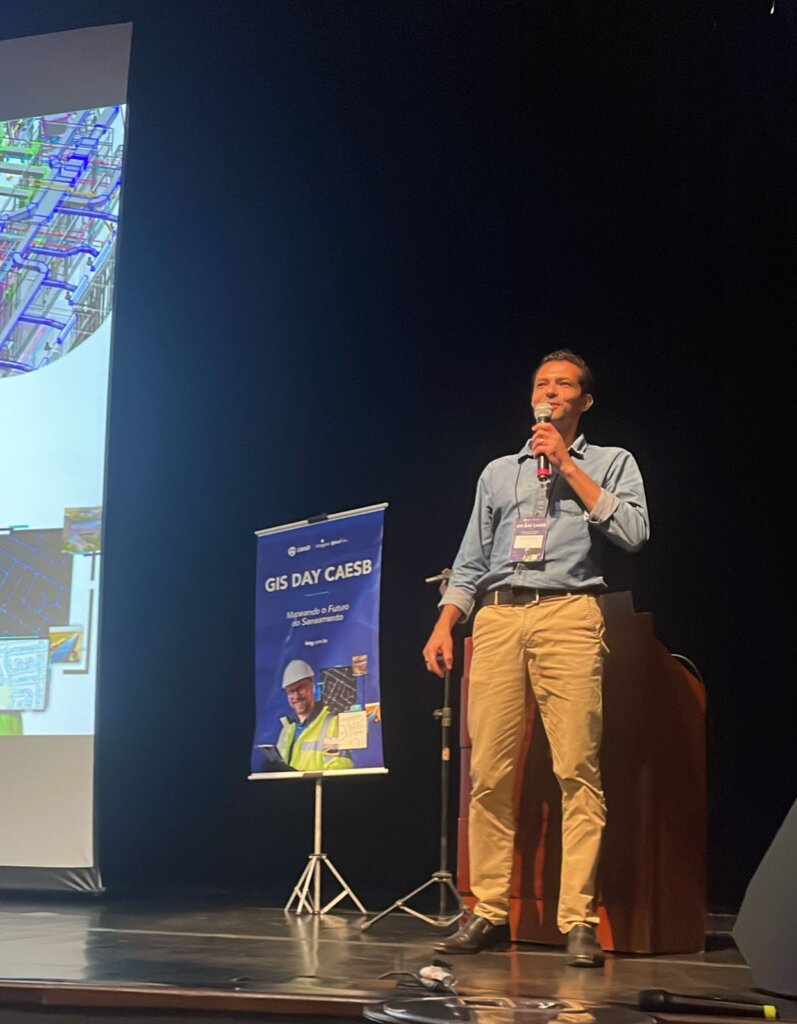 Roberto Souza Borges apresenta soluções GIS da CAESB.