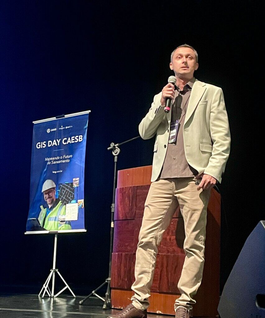 Volker Dettmer apresenta a introdução do GIS DAY CAESB diante da projeção do tema “Em busca do gêmeo digital”