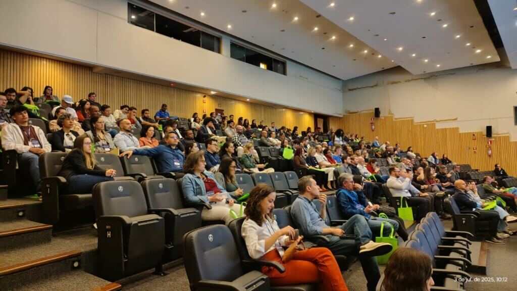 Auditório do Teatro Águas Claras repleto de participantes durante o GIS DAY CAESB 2025.