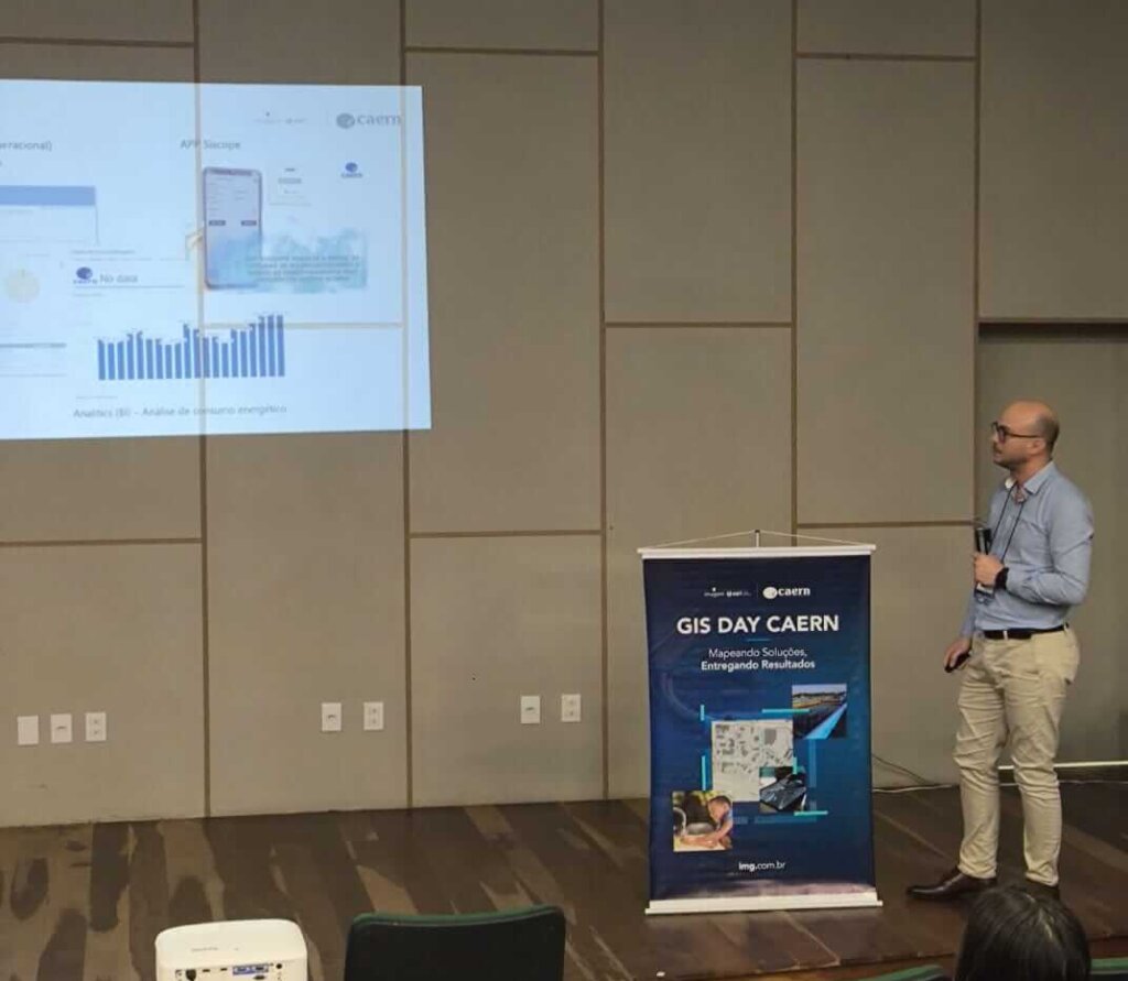 José Xavier Segundo, chefe da USOP da CAERN, apresenta como a integração de sistemas está otimizando a operação da companhia durante o GIS DAY CAERN.