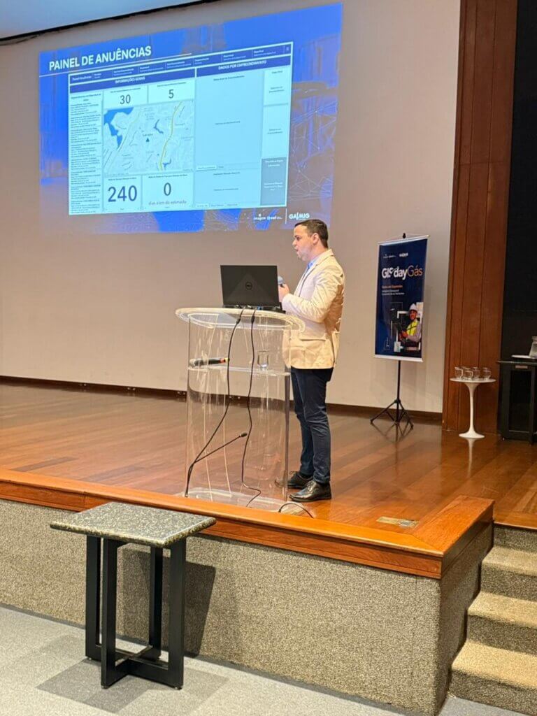 André Bittencourt, Coordenador do SIG da Bahiagás, apresentando case sobre gestão espacial e inovação de processos no 3º GIS Day Gás.