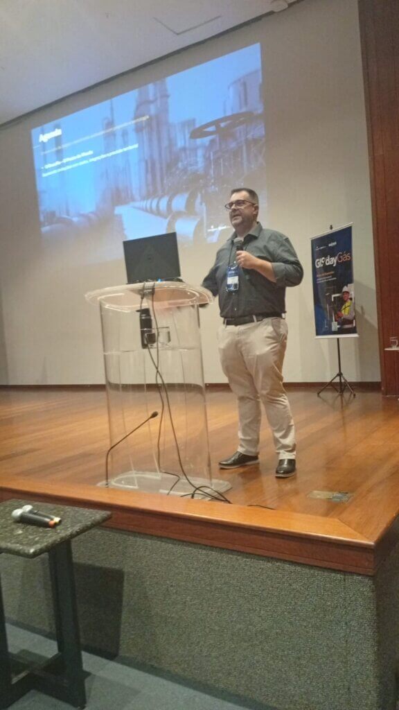 Estevam Borba, da Sulgás, explicando o uso do geomarketing e ArcGIS para universalização do gás natural no Rio Grande do Sul durante o 3º GIS Day Gás.