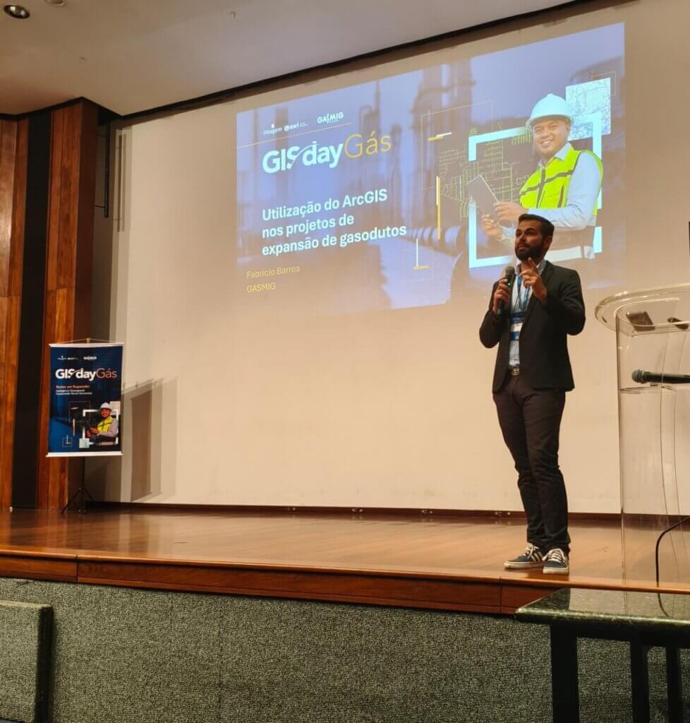 Fabrício Barros, da Gasmig, apresentando uso do ArcGIS em projetos de expansão de gasodutos no 3º GIS Day Gás.