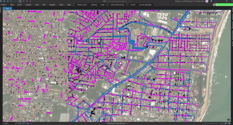 Mapa detalhado de infraestrutura elétrica em área urbana com destaque para subestação e conexões entre componentes da rede no ArcGIS Pro.